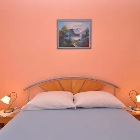 Apartment Tojcic, 1 Min Walk To The *