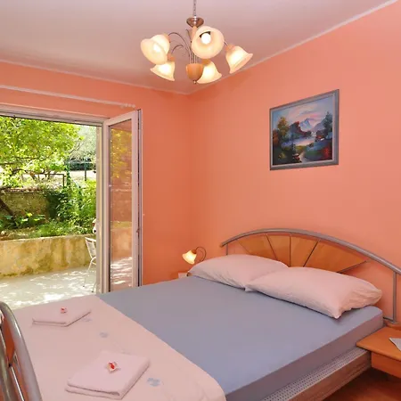 Apartment Tojcic, 1 Min Walk To The *