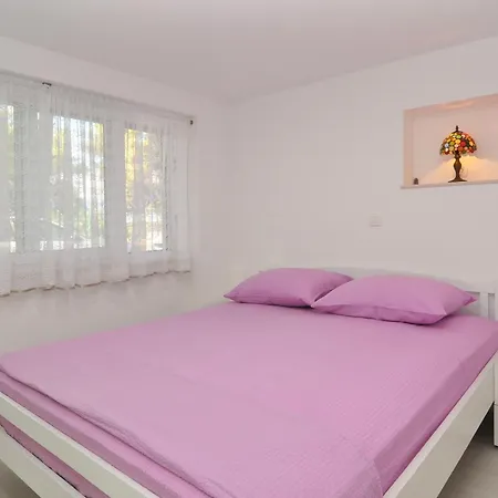 Apartment Tojcic, 1 Min Walk To The Slatine